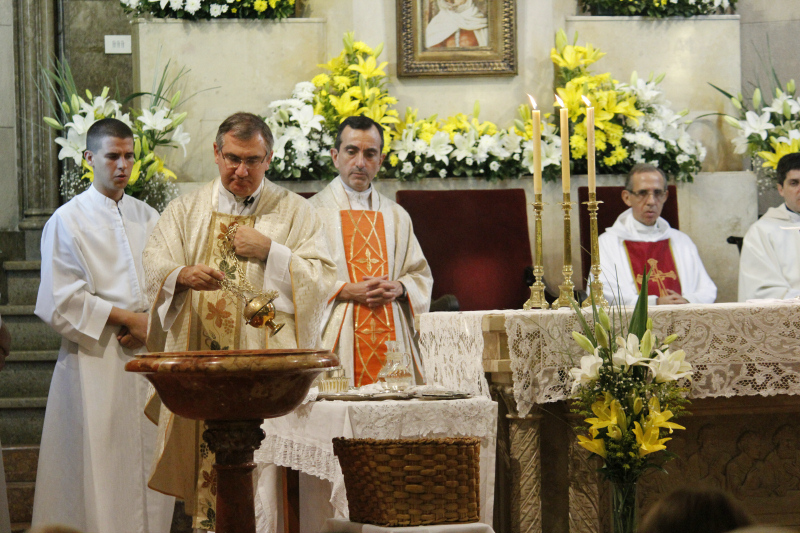 Celebración del Sábado Santo en la Parroquia Madre Admirable.