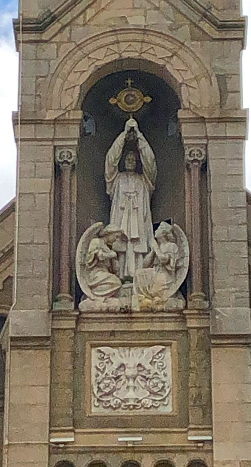 Estatua del frente de la Baslica del Santsimo Sacramento