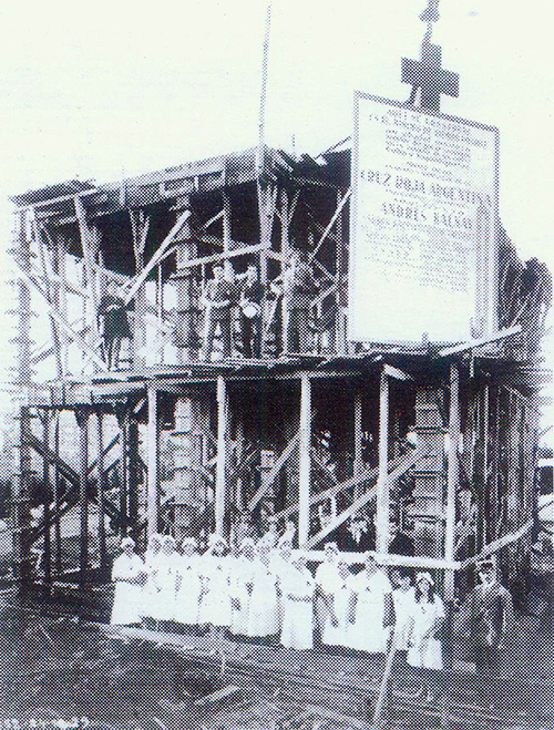 Construccin del Chalet de la Cruz Roja.