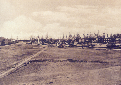 Barcos de cabotaje en la boca del Riachuelo.