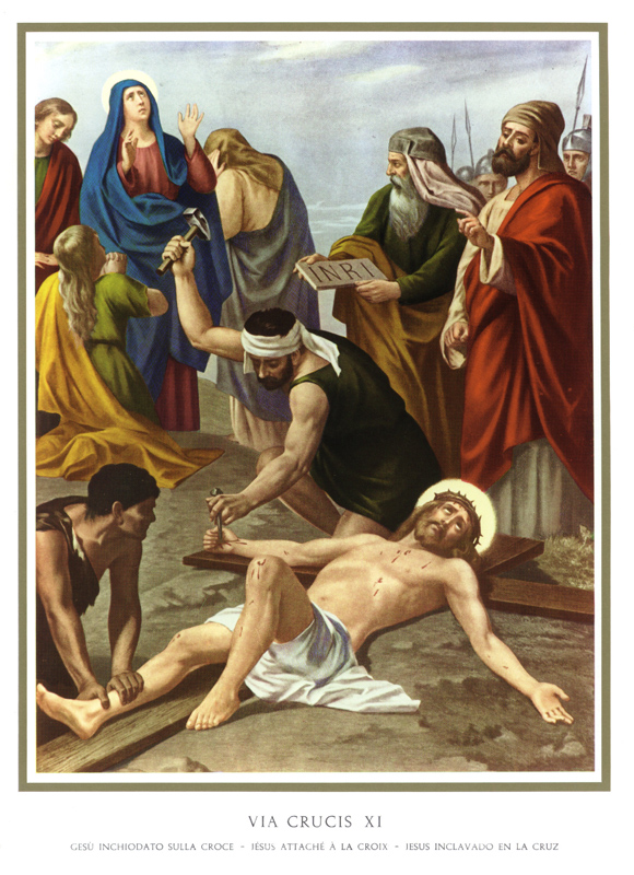 Jesús es clavado en la cruz.